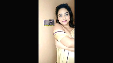 Hot babe accidentally boobs showing