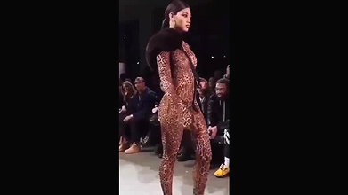 Model Rampwalk Nipple Visible Seethrou Show