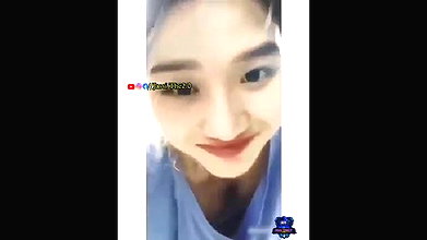 Very beautiful girl accidentally exposed her boobs