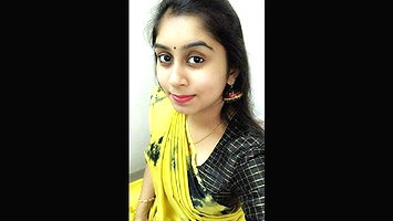 Extremely Beautiful Lankan Girl Showing her Pink Hairy Pussy