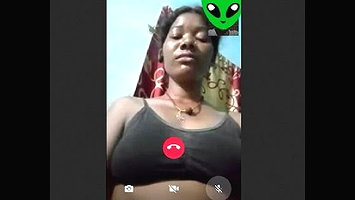 Village Bhabhi Showing Her Boobs