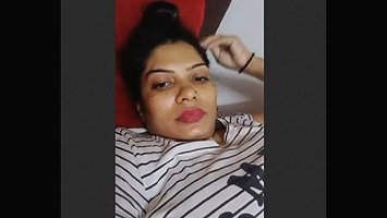 Sexy Desi Girl Showing her big Boobs