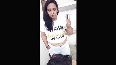 Bazar jesi hi masaledar chay⧸aaj thoda late huaa ⧸jeans pahen KR kha gai thi m.