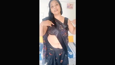 kruti Patel with biscuit pizz.