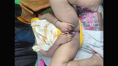 Desi bhabi fingering her hairy pussy in sharee.