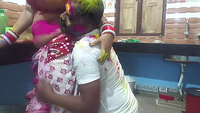 Beautiful Bengali Bhabhi Enjoy Holi Special with Her Neighbours Applied Lot of Colors in Hindi