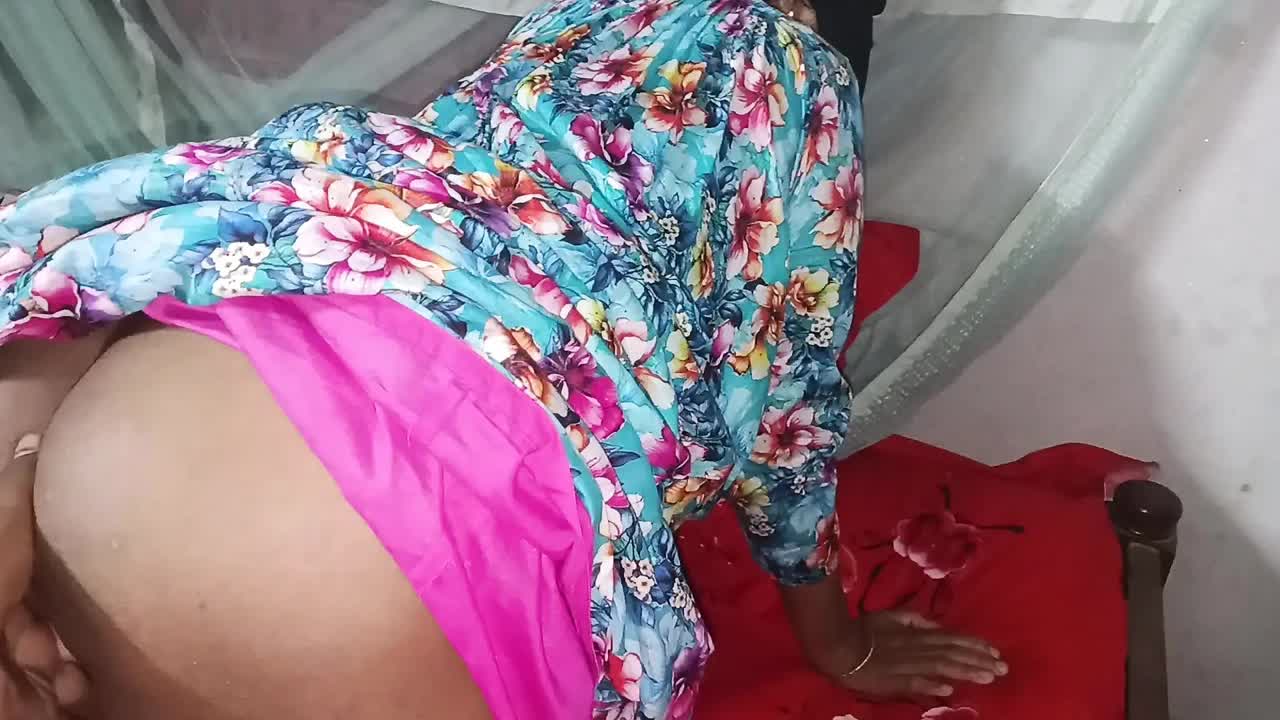 My Stepmom Is So Hot I Can’t Control Myself – Indian Sex MMS