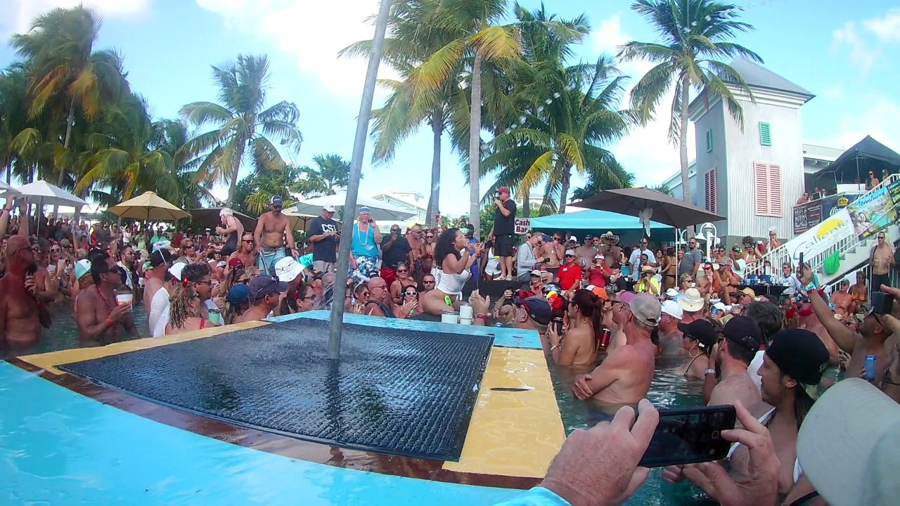 Public Magic Pussy on a pub_549c628b