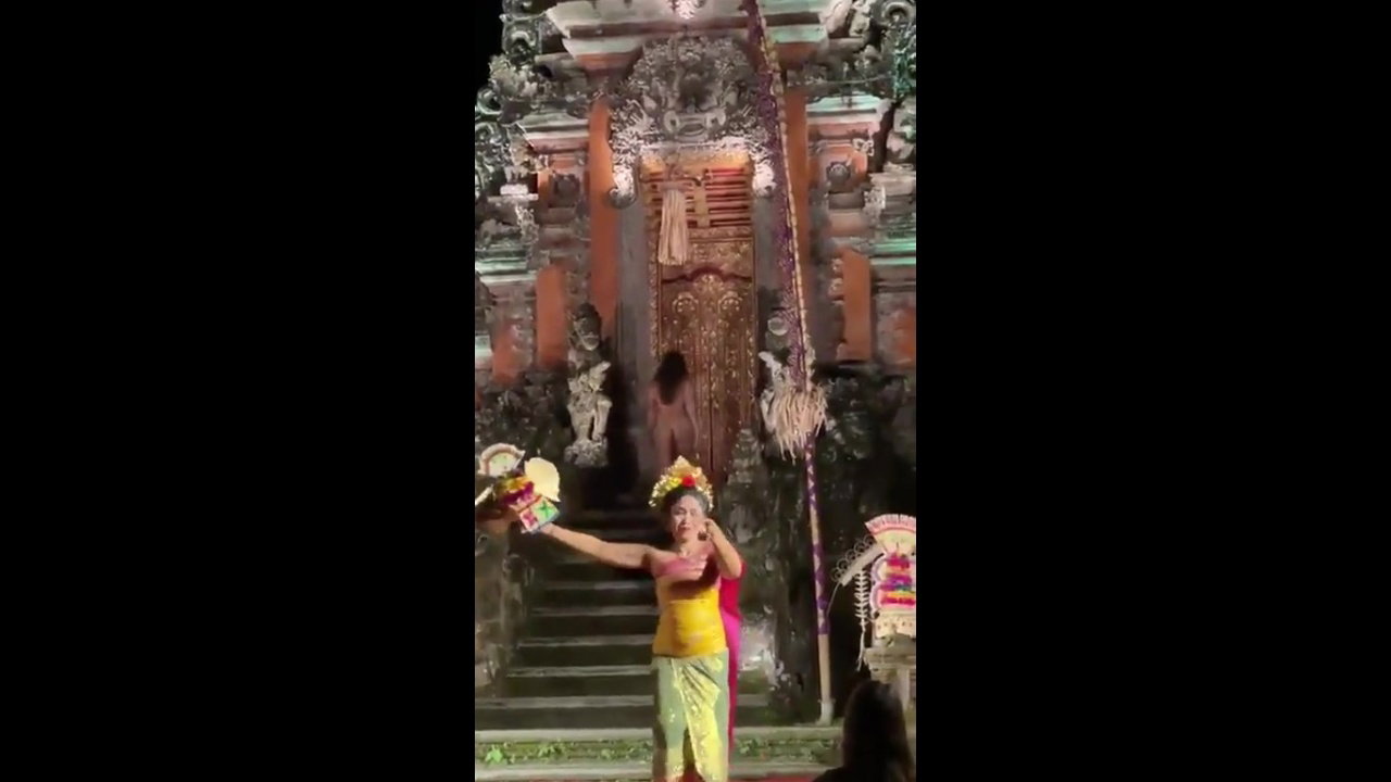 almost got caught taking a risky piss in public_95a76178
