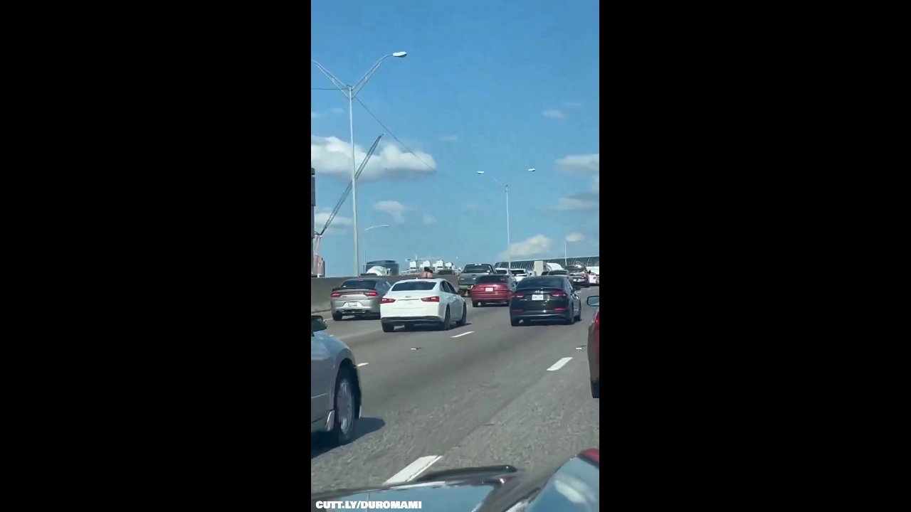 Crazy fucking public in the locker room_63a28380