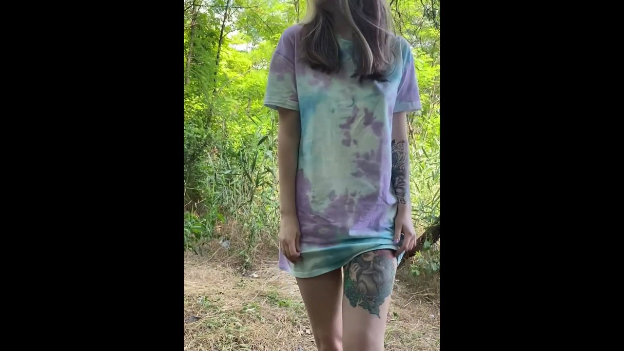 Elle pisse sur son mec travers son short dans un parc public_4b4a4e71