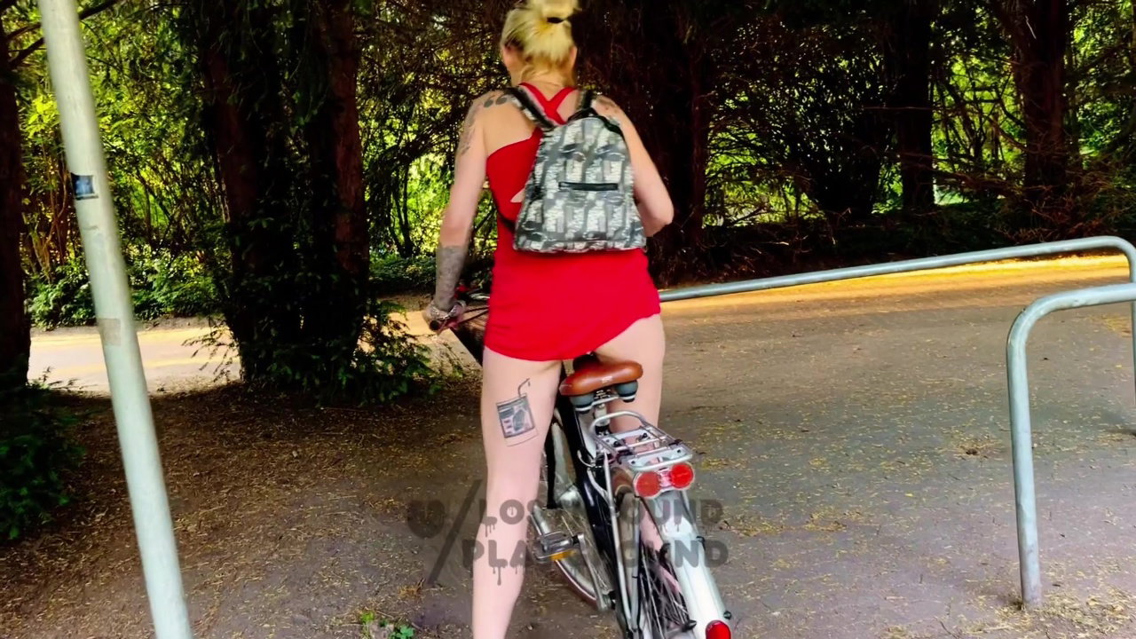 Fisting anal in the public_2f0af078