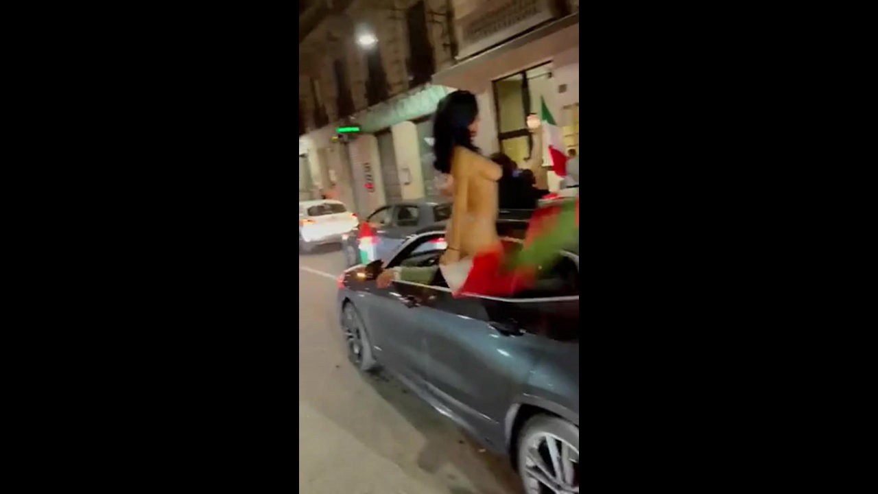 I saw you HAD to Play w My Hairy Pussy in public_30f6d95f