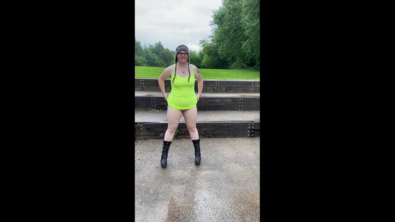 Peeing standing in public toilet_1588e878