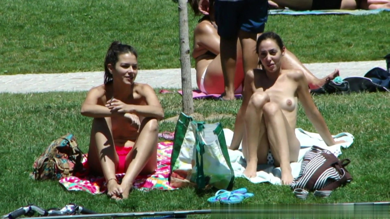 Sexy brunette gave real risky public handjob in middle of city park_d9f885ad