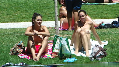 Sexy brunette gave real risky public handjob in middle of city park_d9f885ad