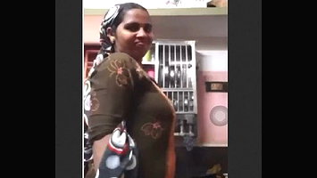 Mallu Bhabhi Showing Her Boob On VC