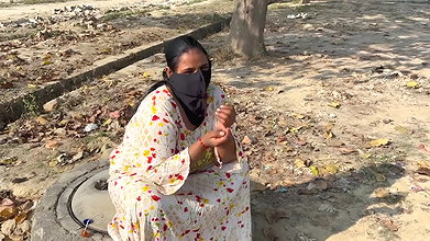Ek admine ek garib ladki ko choda uska faida uthaya