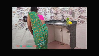 बाथरूम में हरी साड़ी पहन कर नहा रही भाभी को कंडोम लगा कर चोदा।