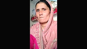 Paki bhabhi showing