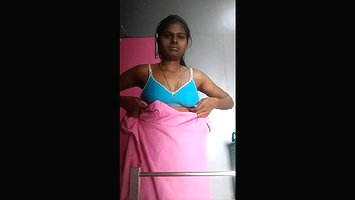Tamil Girl Shows Her Boobs 