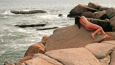 Bikini try on choosing the bikini to wear to the beach_98da17ad