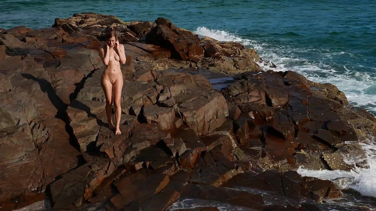 Hot guy masturbates on a public beach until his cock cums a lot_f1b51148