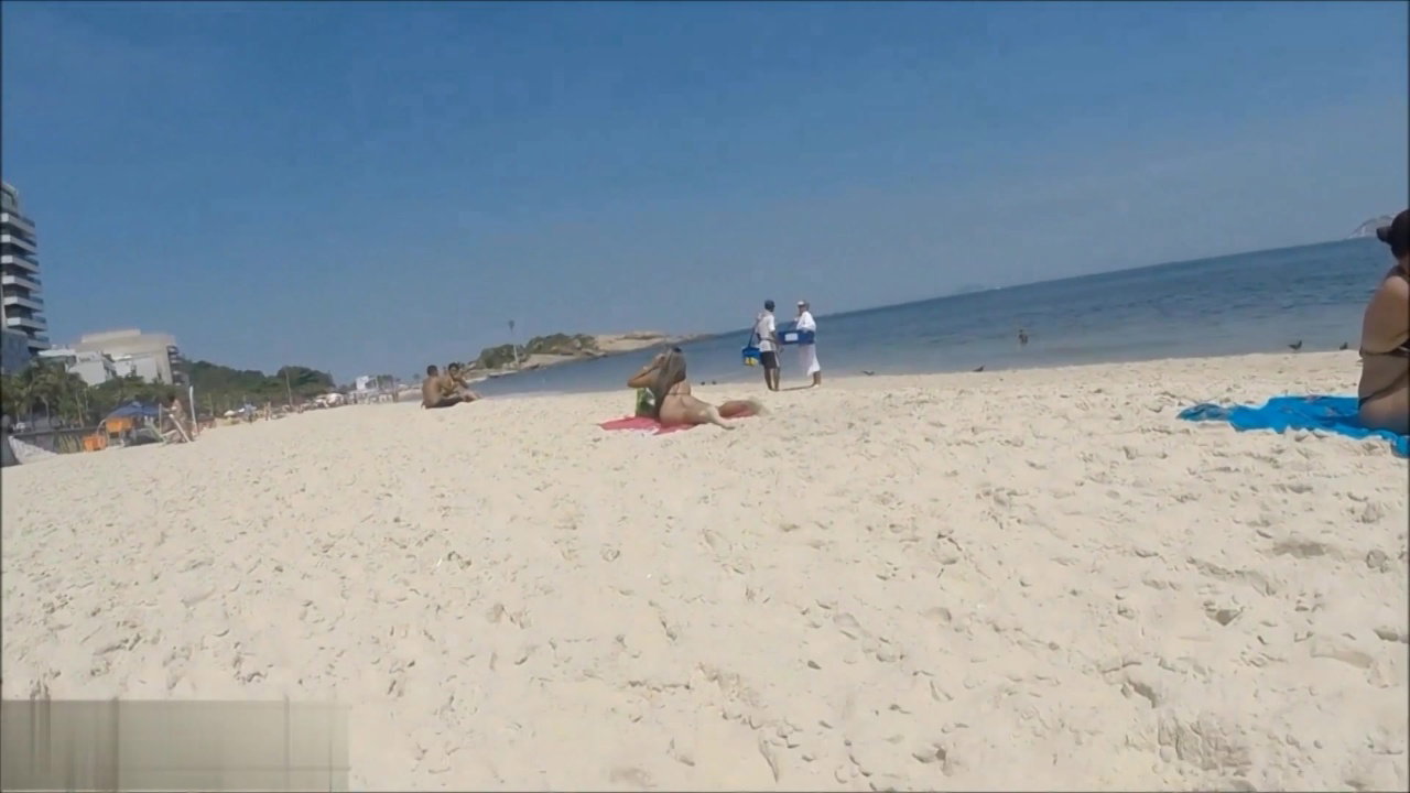 jerking off pussy on a public beach_d311dee3