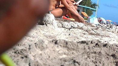 Leabian kissing on the beach_6f797032