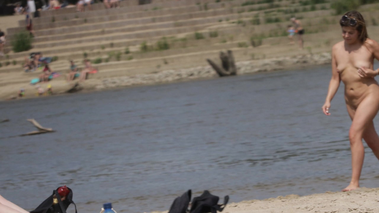 On the beach while I put on a bikini my friends stepson jerks off_b71def57