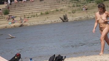 On the beach while I put on a bikini my friends stepson jerks off_b71def57
