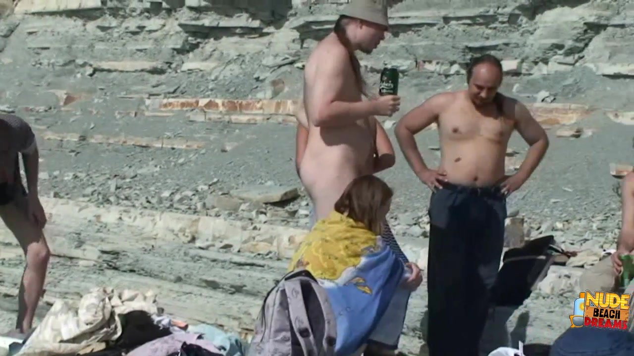 Quick piss on the beach_8c55567e