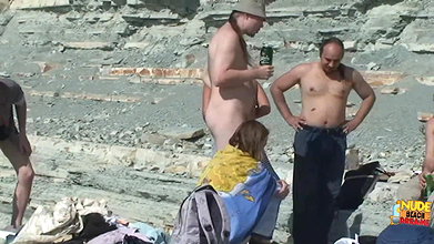 Quick piss on the beach_8c55567e