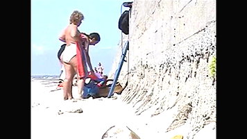 STAXUS Surfer friends cant contain their passion on the beach_694a62f2