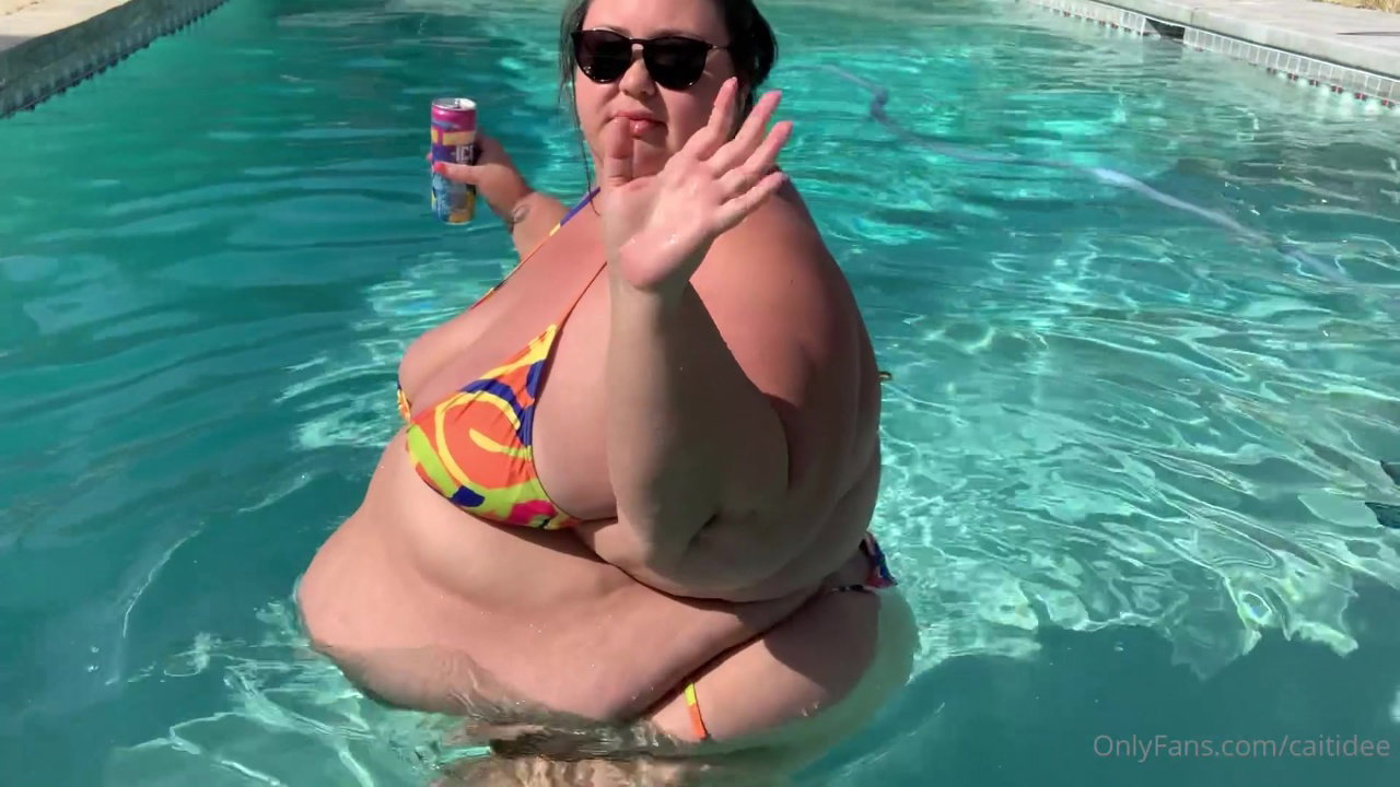 Naked BBW Chubby Reading on Bed Farting Voyeur Style_c233729b