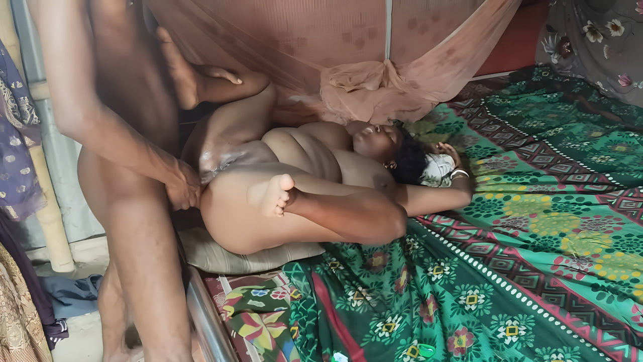 Desi bhabhi ki gand Mari bed per leta kar
