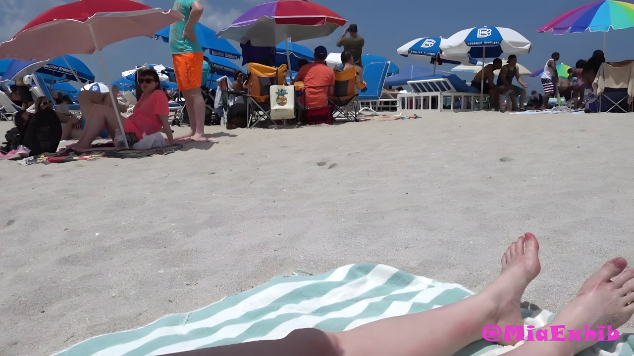 DICK FLASH ON BEACH Little dick public flashing_169ac2e6