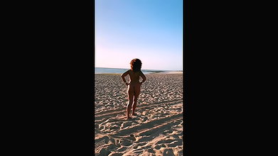 Sexy beach pussy piss standing in water_864b8797