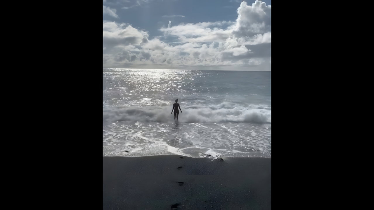 Bikini beach-red and blue_e024f088