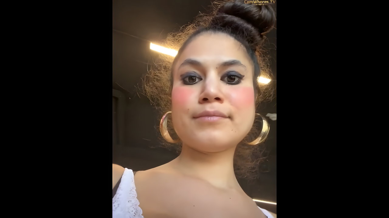 Fuckdolllucy (18) show boobs in gym