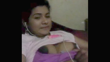 Desi cute girl show her boobs on cam