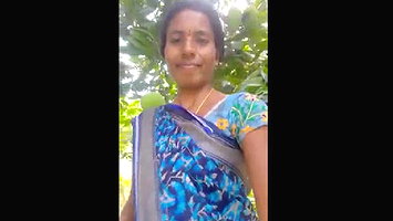 Desi village bhabi show her pussy on outdoor