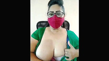 Desi HR Saniya Show Boobs On Live