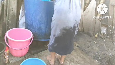 anita-yadav-bathing-with-cold-water