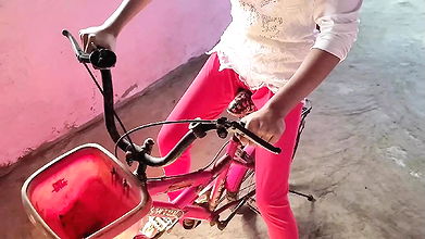 Cycle par baiti hu hi bhabhi ko devar ne ache se choda