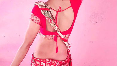 Desi bhabhi saree pahankar cycle chala rahi thi tabhi usake sasur ne dekha or chod diya