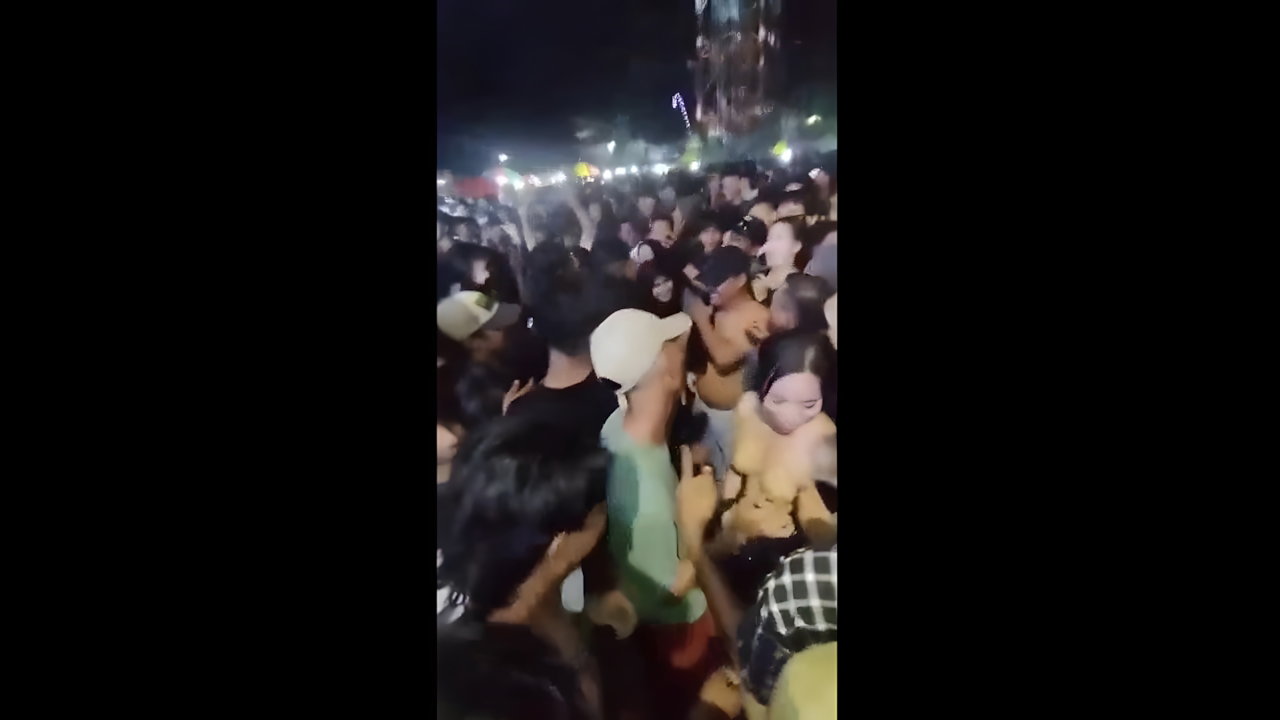 Bokep Indo Viral Nonton Konser Dangdut Sambil Telanjang Area Bok-01