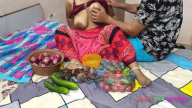XXX Bhojpuri Bhabhi, while selling vegetables, showing off her fat nipples, got chuckled by the customer!