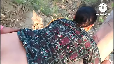 Jungle me mangal. Khet se chara katne aati bhabhi ko doggy style me chod diya