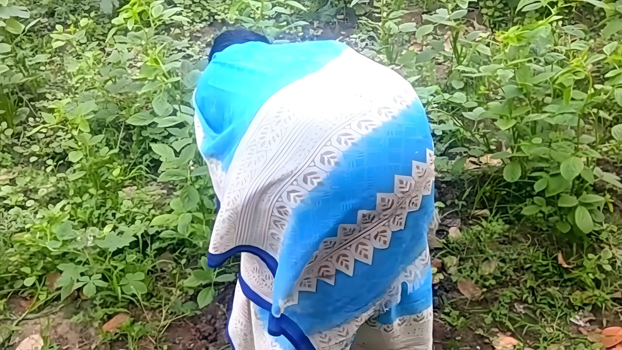 village aunty exposing her desi chut to ex-boyfriend in sugarcane field